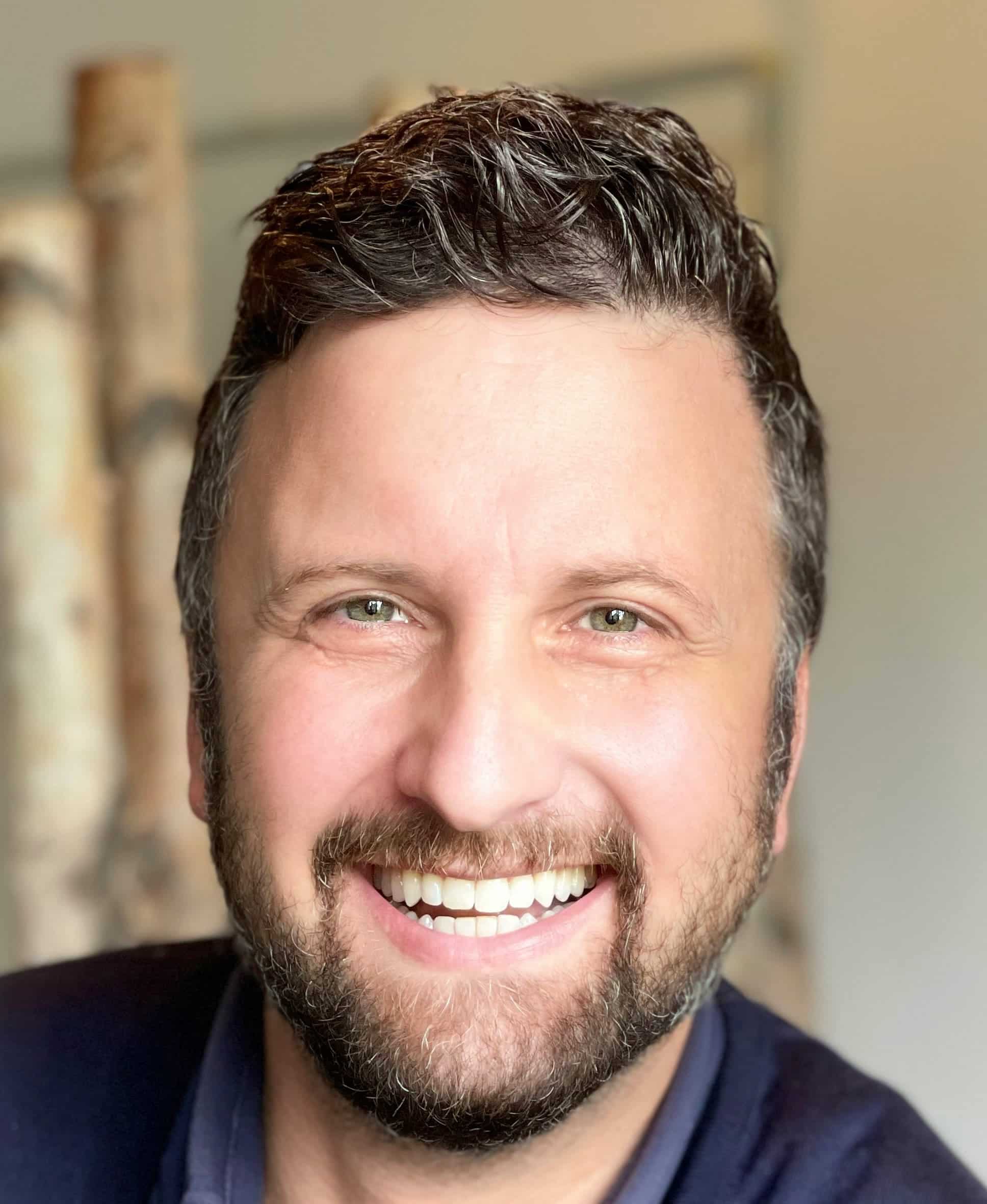 Jonathan Peters headshot